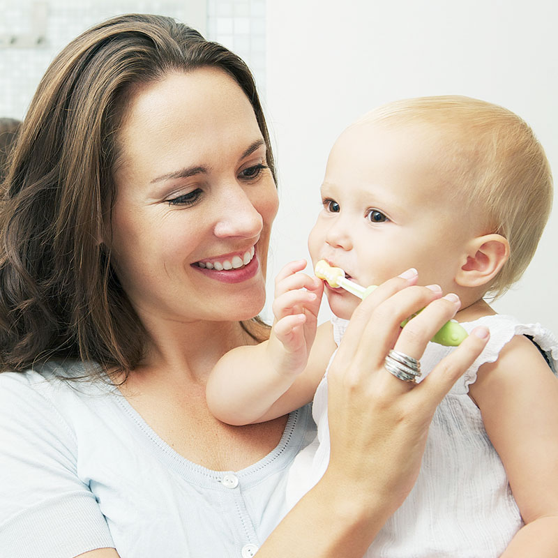 Carie ai denti da latte: cosa devono fare mamma e papà?